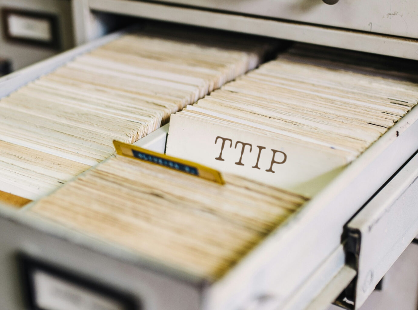 vergilbte Akten im Rollcontainer mit der Aufschrift TTIP