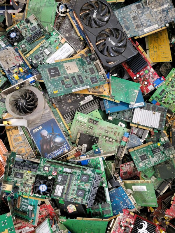 ein großer Haufen Elektroschott
